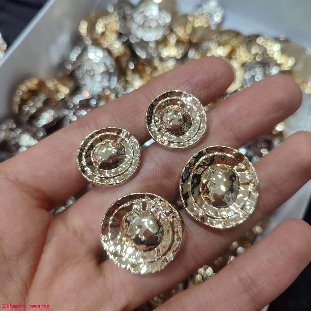 دکمه طلایی رنگ ثابت و فلزی