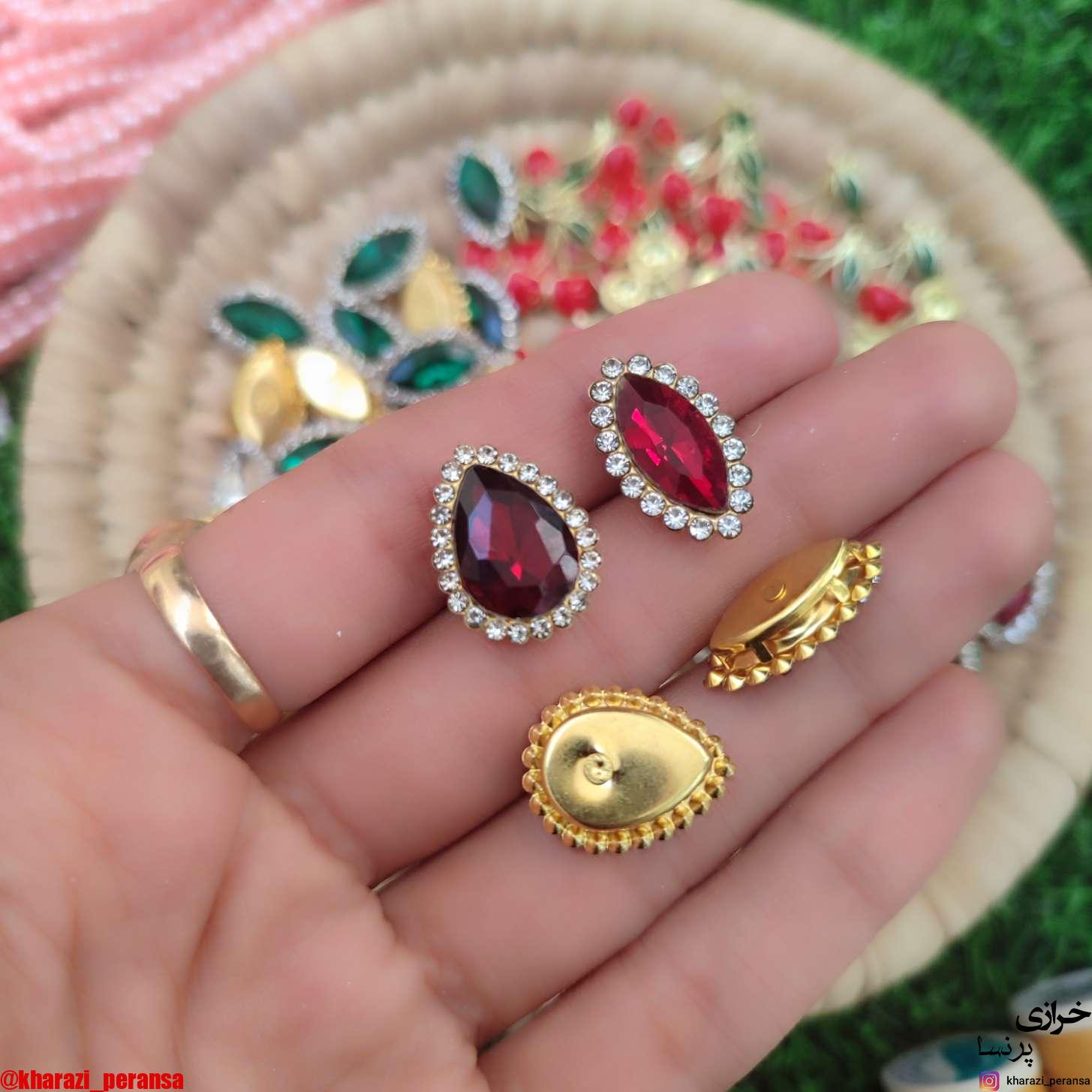 سنگ قرمز دور نگین