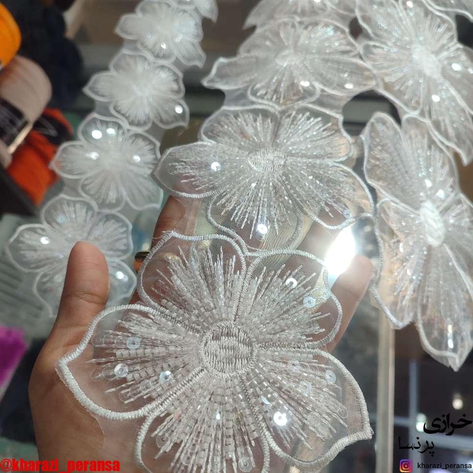 گل سفید متوسط  کار شده با متریال رنگ ثابت