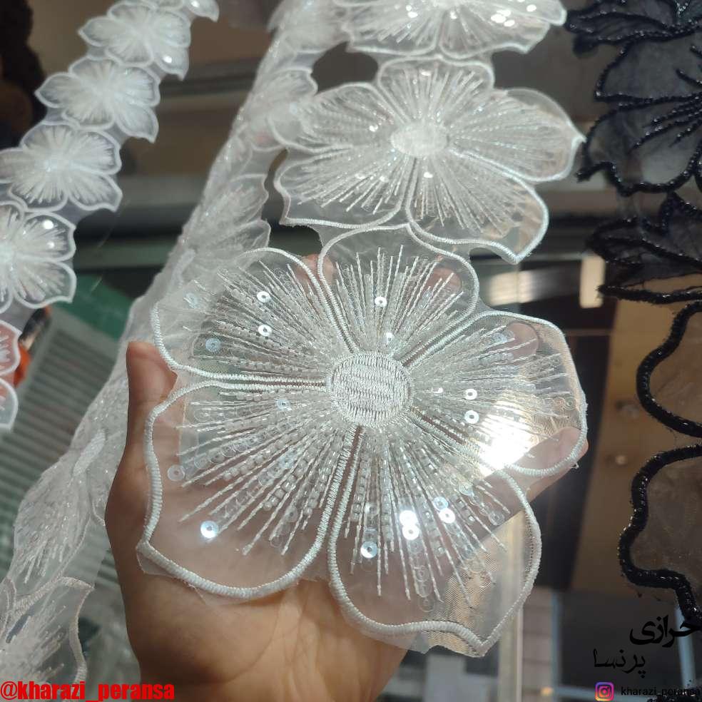 گل سفید بزرگ  کار شده با متریال رنگ ثابت (کپی)