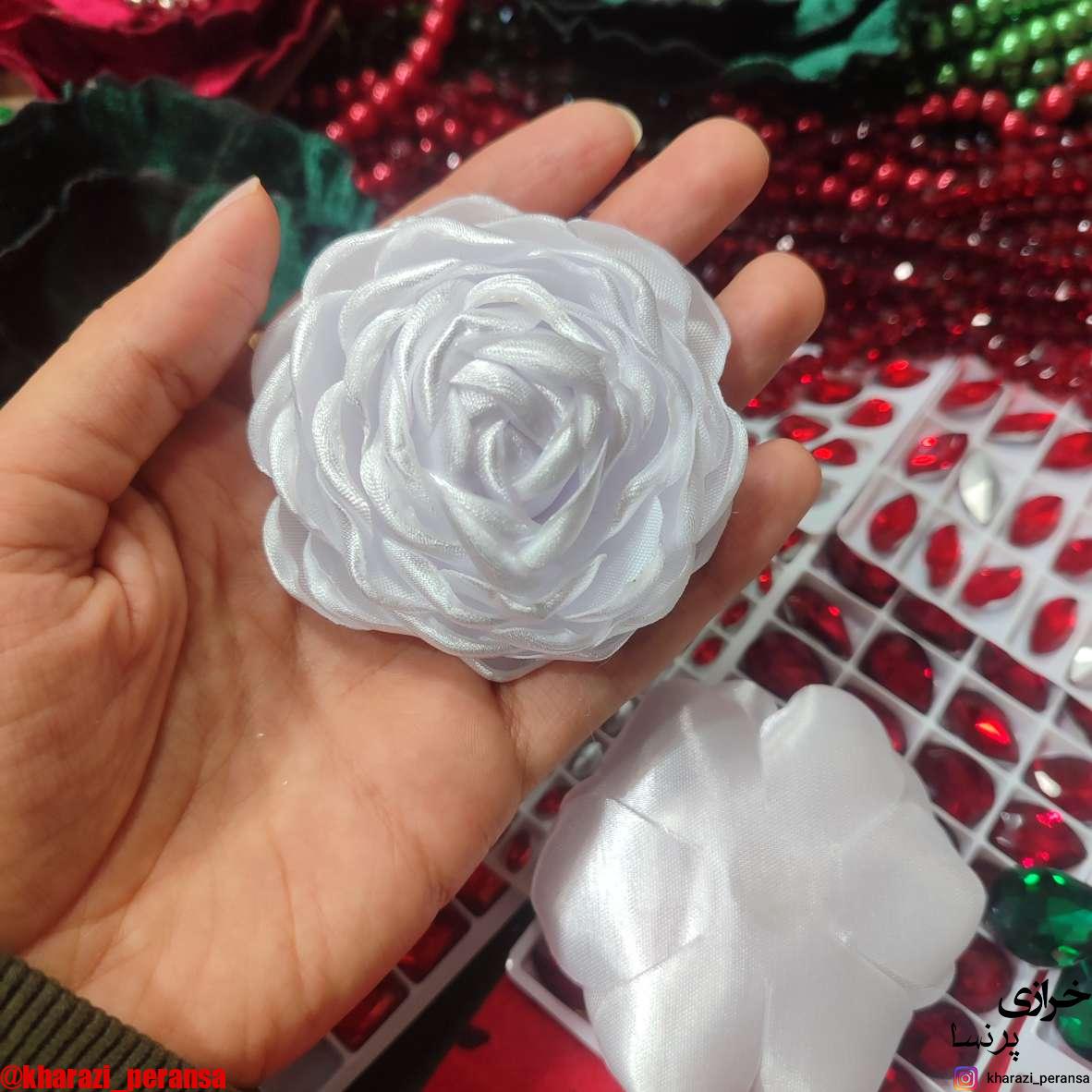 گل سفید ساتن