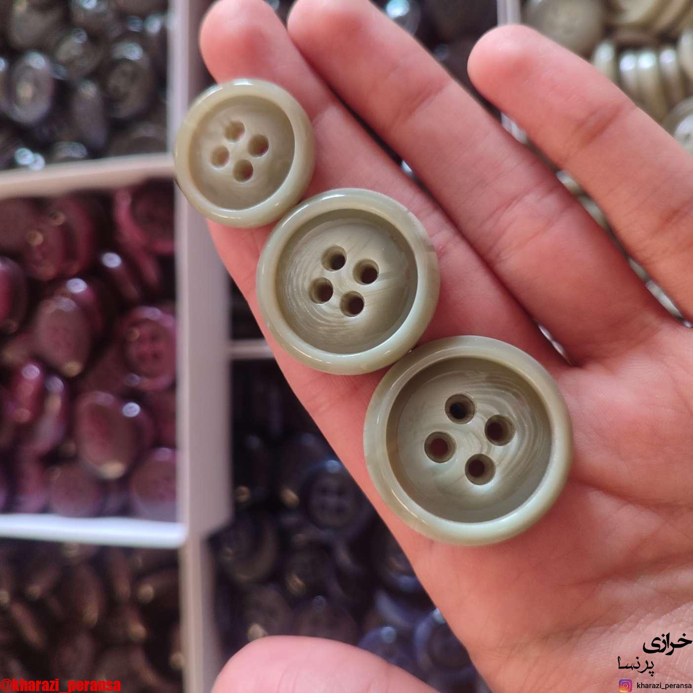 دکمه پالتویی سبز کمرنگ