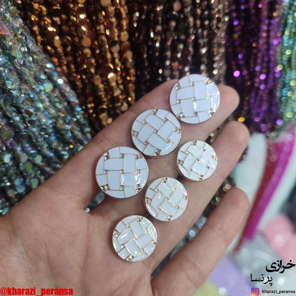 دکمه سفید طلایی طرح بافت