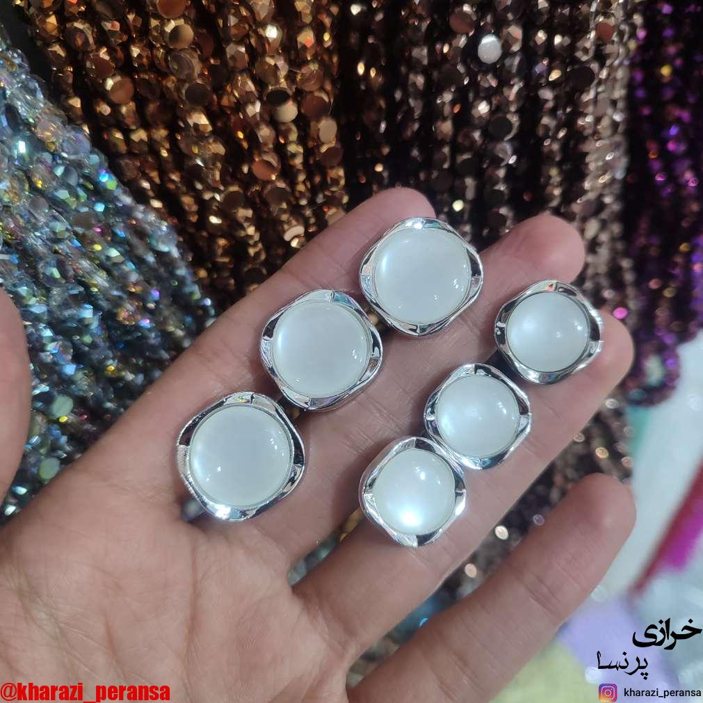 دکمه سفید دور نقره ای