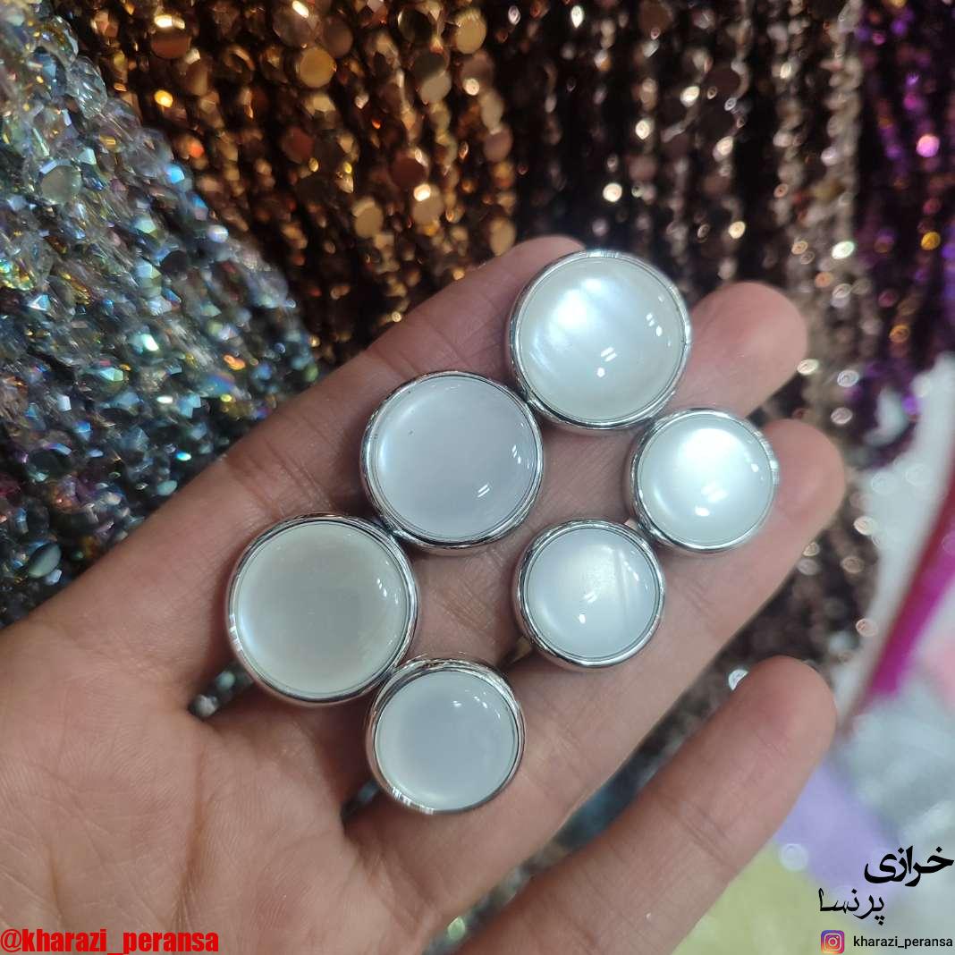 دکمه   گرد سفید دور نقره ای