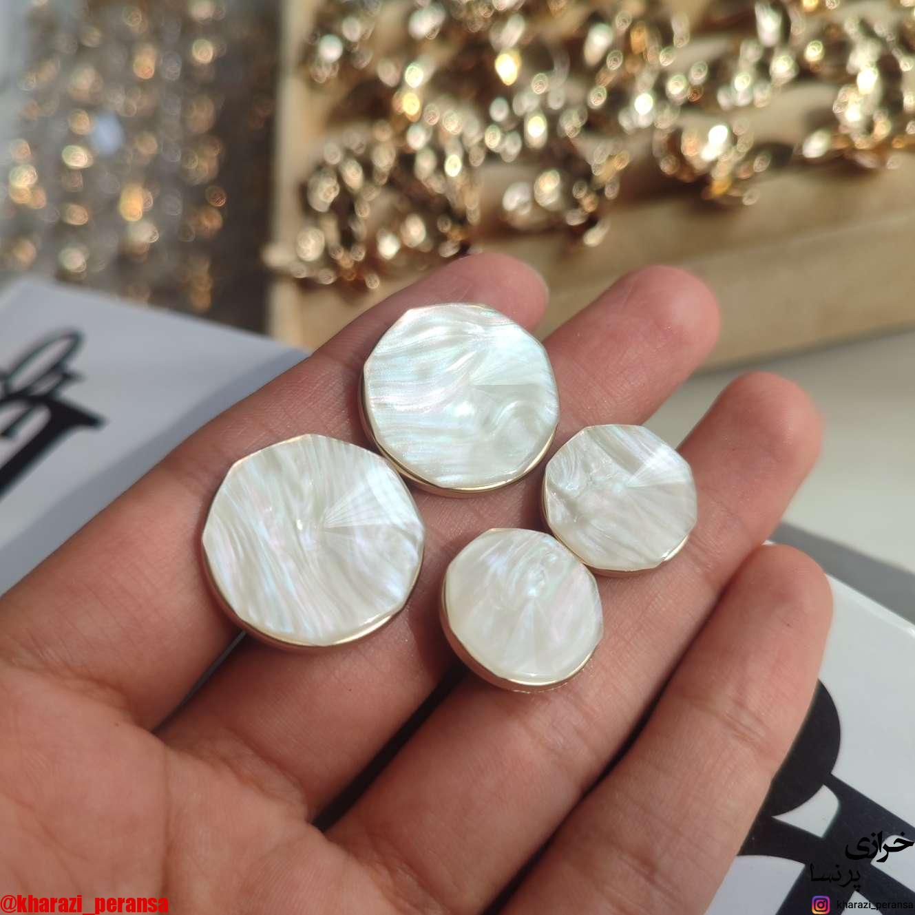 دکمه با کیفیت و براق رزینی سفید