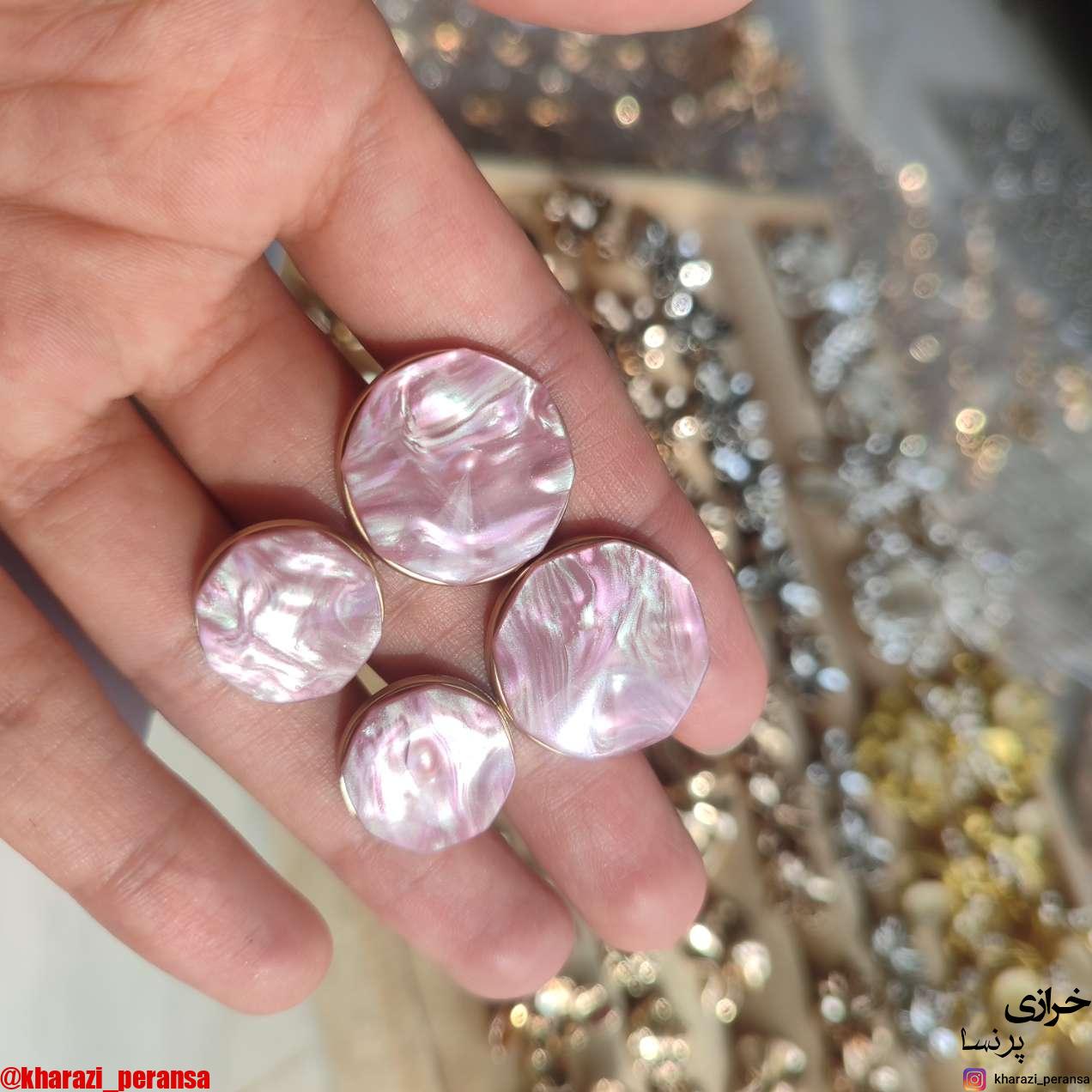 دکمه با کیفیت و براق رزینی صورتی