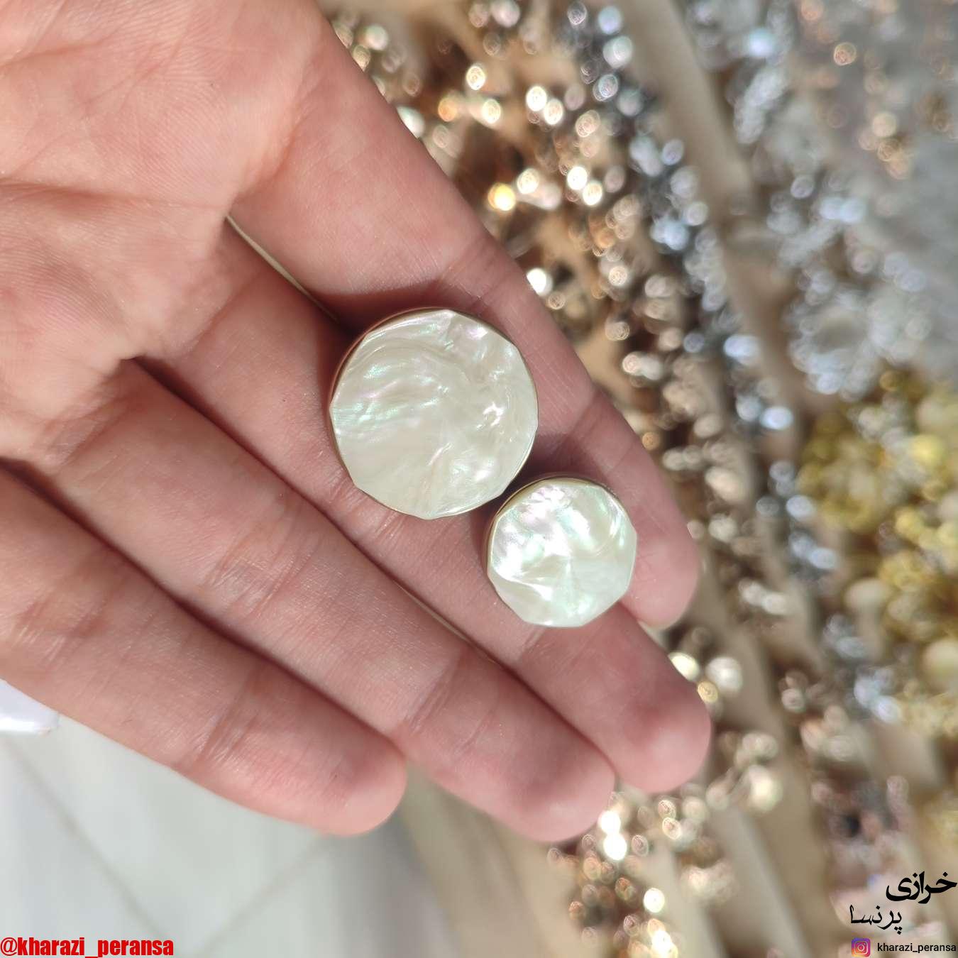 دکمه با کیفیت و براق رزینی شیری