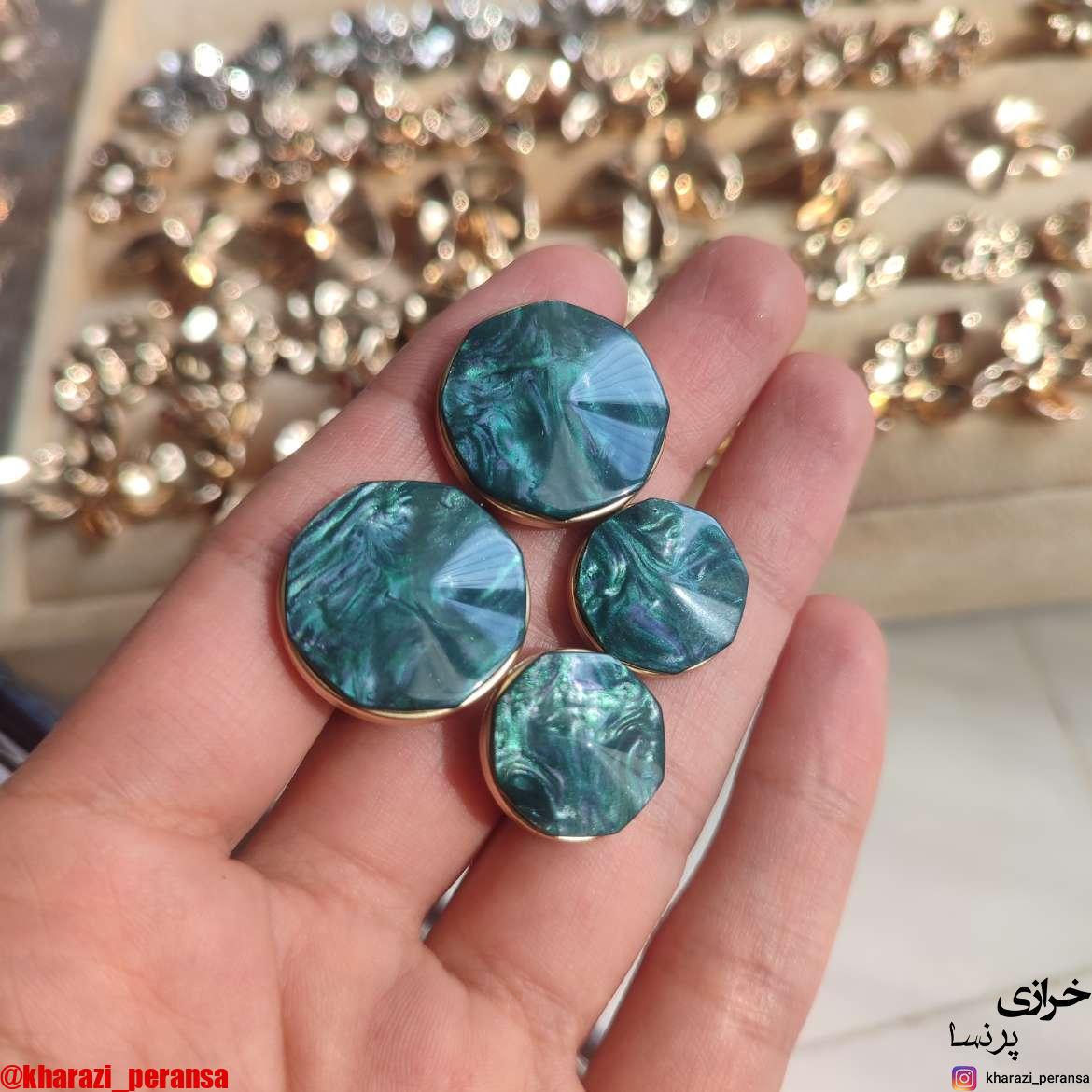 دکمه با کیفیت و براق رزینی سبز تیره