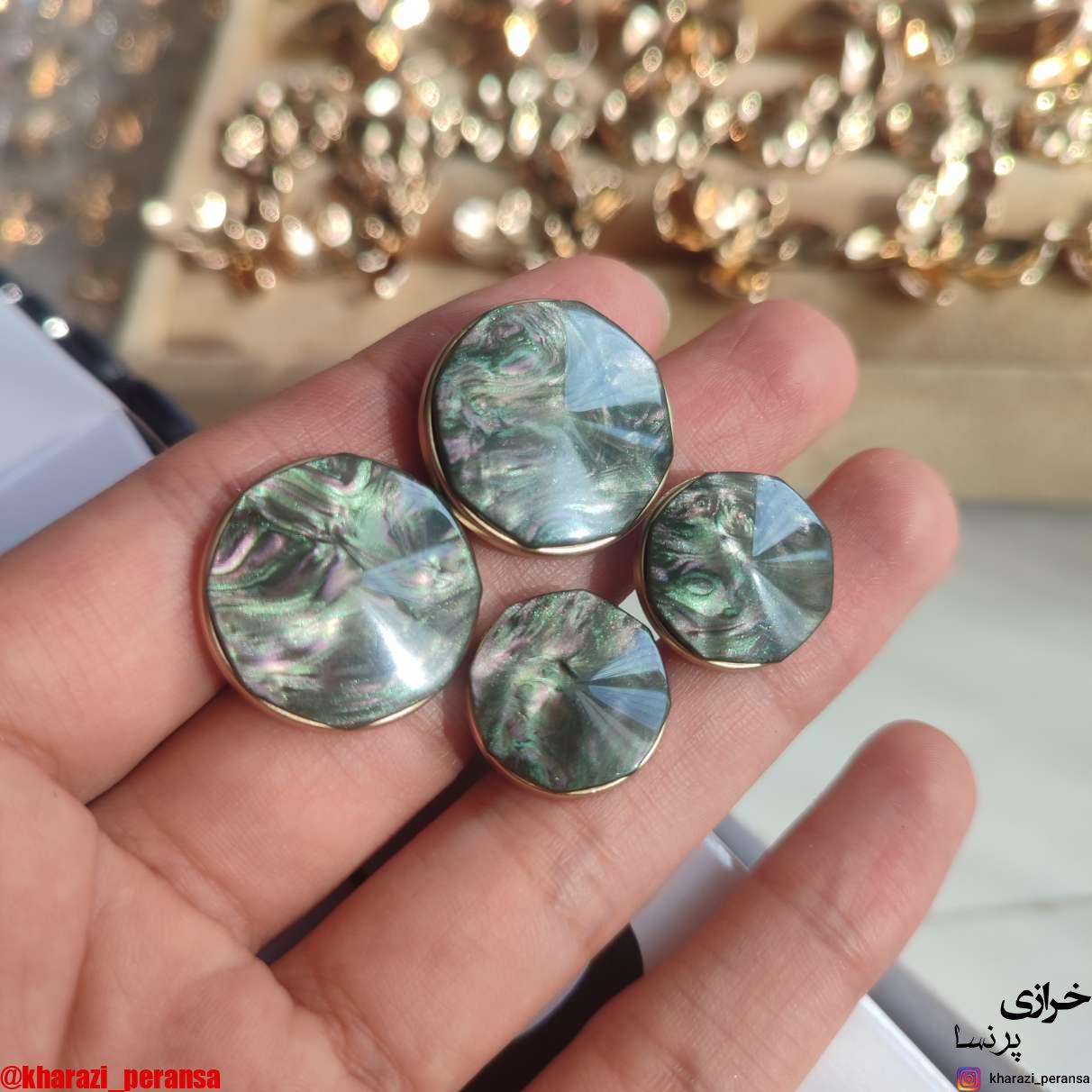 دکمه با کیفیت و براق رزینی سبز