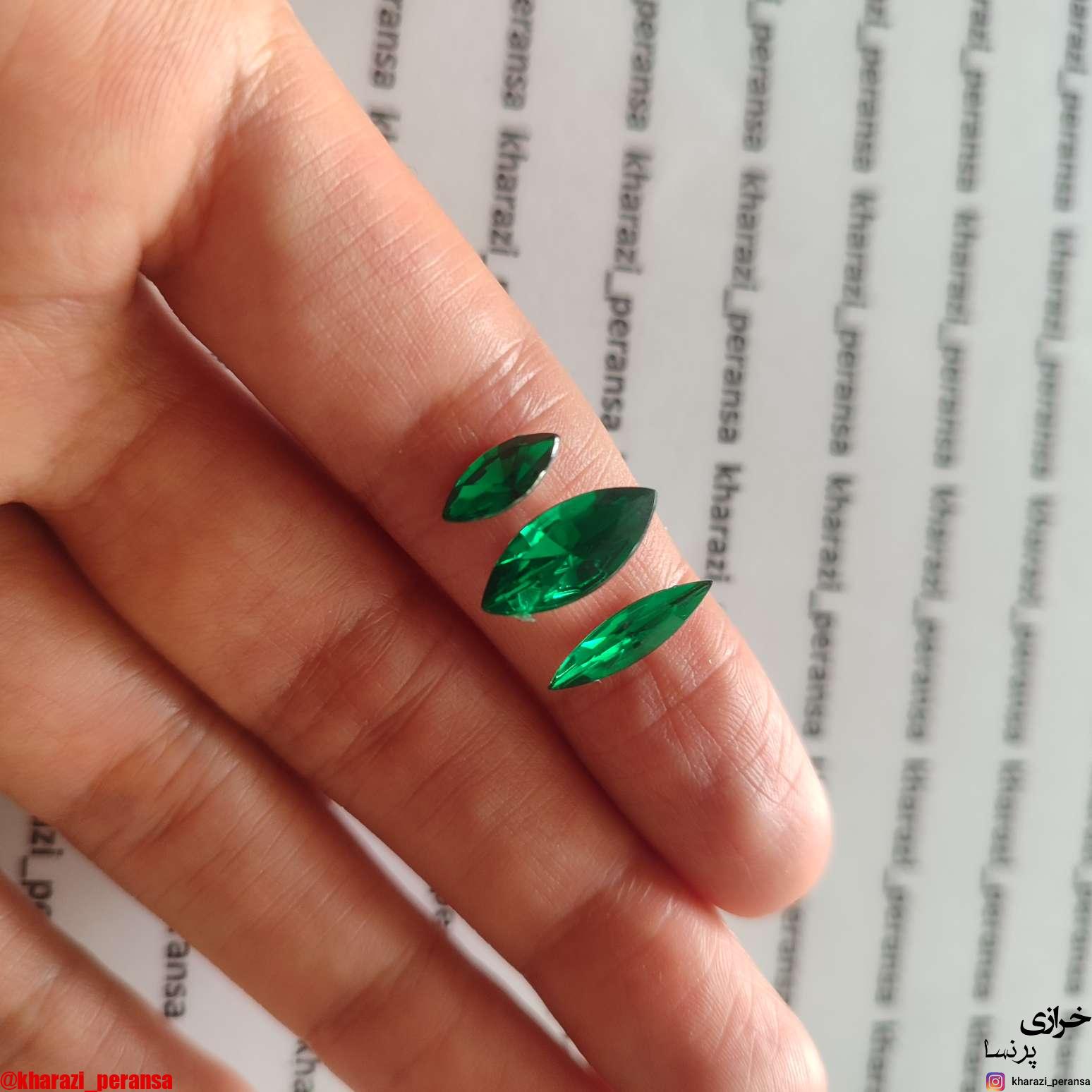 پک 300 عددی نگین پلاستیک درجه یک سبز