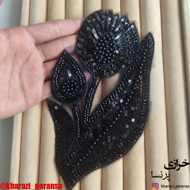 اپلیکه گل لاله کار شده با متریال رنگ ثابت