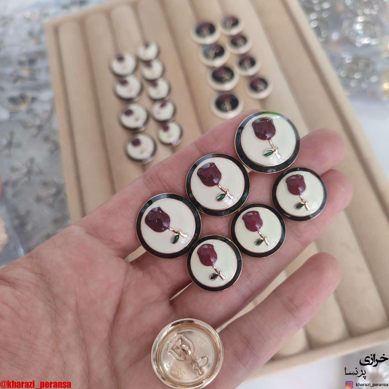 دکمه پینترستی استیل و رنگ ثابت رز زمینه سفید