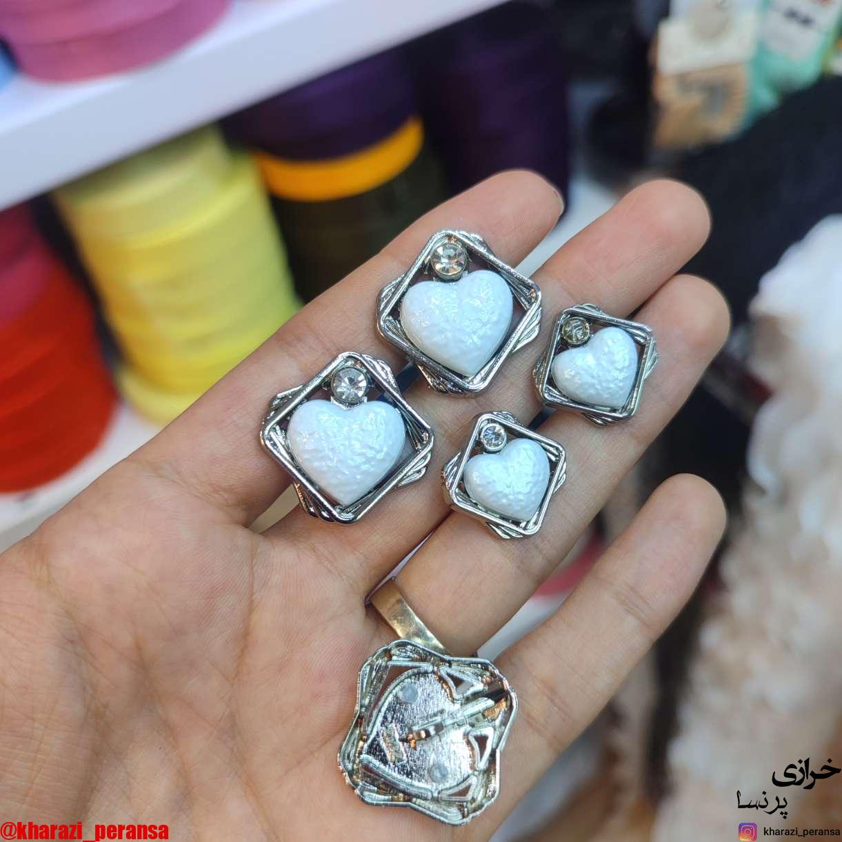 دکمه مجلسی قلب سفید نقره ای