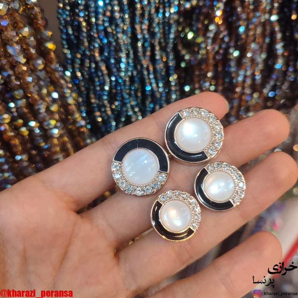 دکمه  گرد نگین دار