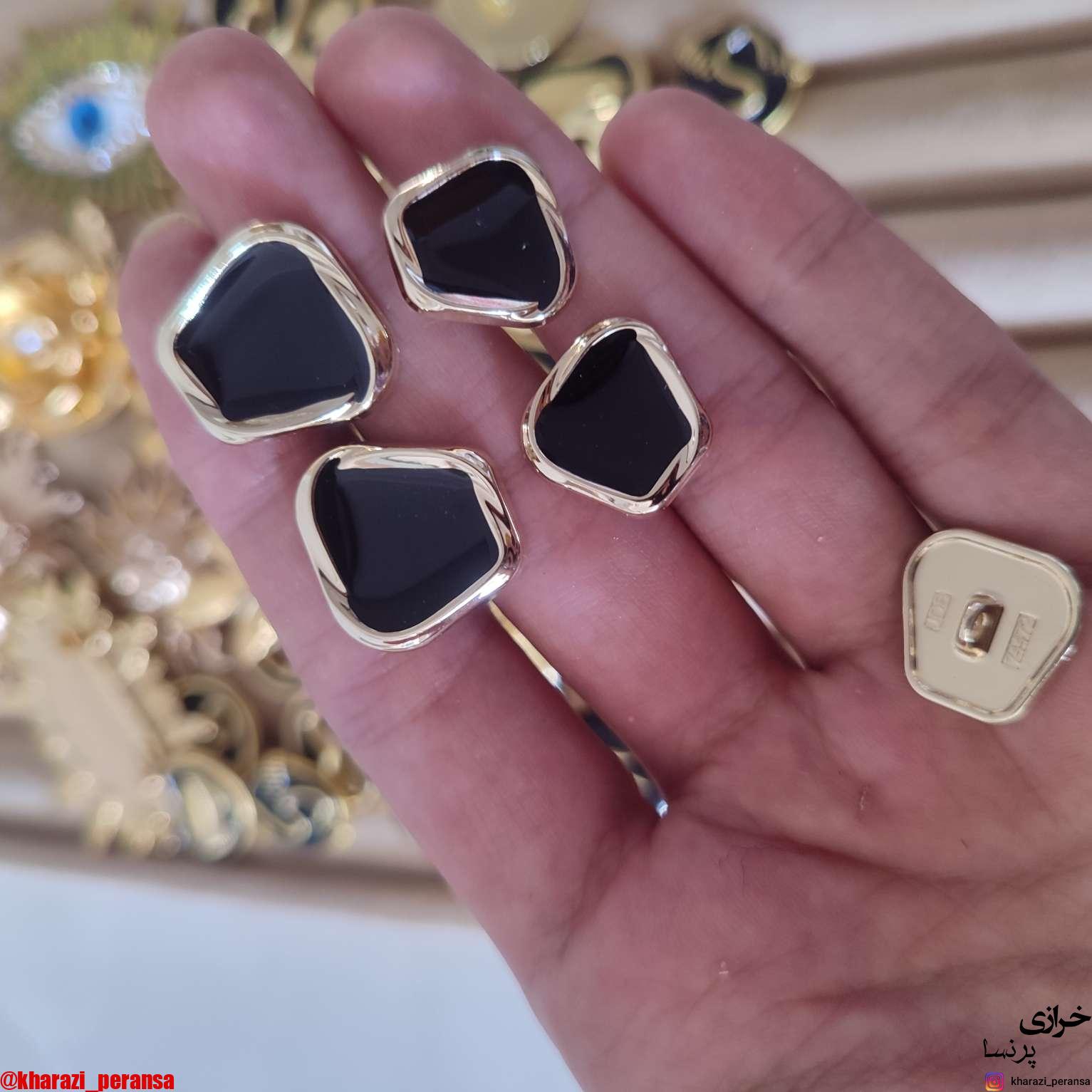 دکمه دفرمه مشکی طلایی