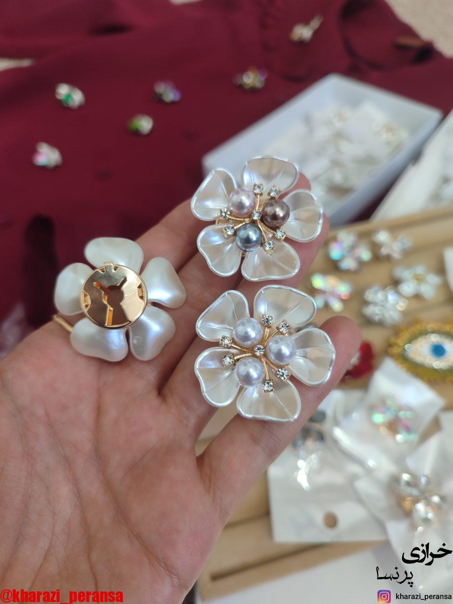 کاور دکمه گل  سفید وسط مروارید