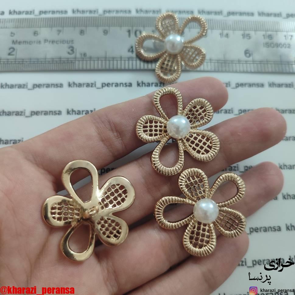 دکمه پینترستی فلزی و رنگ ثابت گل توری طلایی