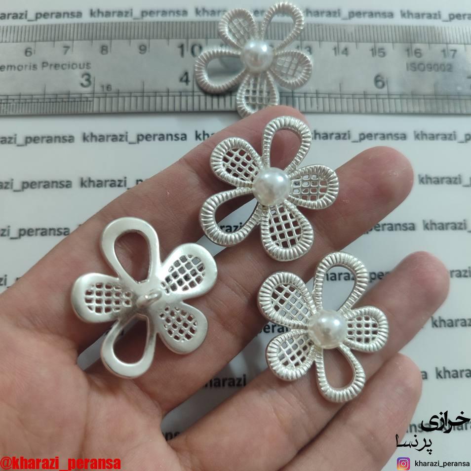 دکمه  پینترستی فلزی و رنگ ثابت گل توری