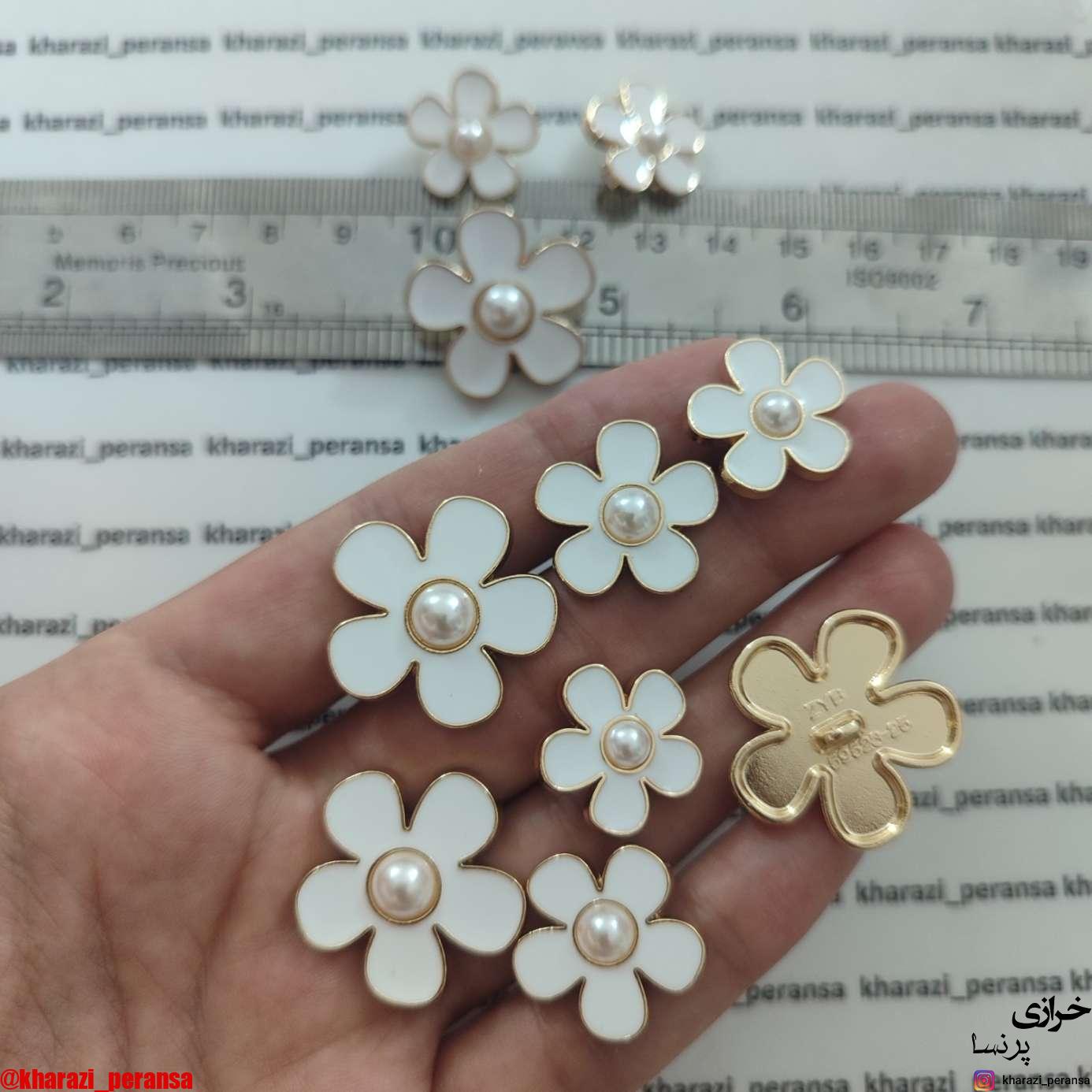 دکمه  رنگ ثابت پینترستی گل وسط مروارید