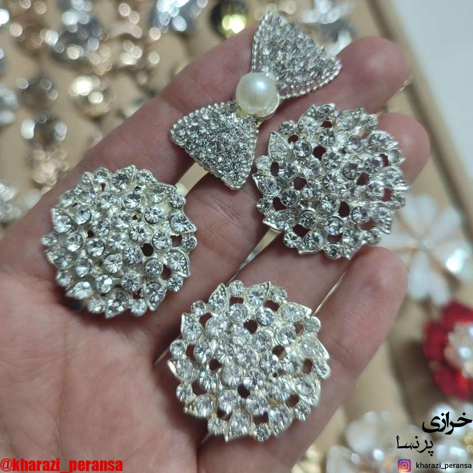 4 عدد سنجاق سینه(رنگ ثابت نیست)